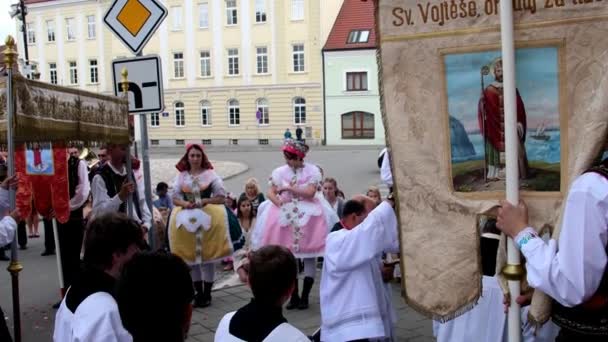 Γιορτή για την γιορτή του Corpus Christi σώμα του Χριστού επίσης γνωστή ως Corpus Domini. Κορίτσια και αγόρια φοράτε φορεσιές. Ήχου βίντεο κλιπ. — Αρχείο Βίντεο