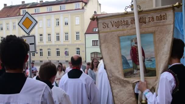 HUSTOPECE, THE CZECH REPUBLIC - JUNE 18, 2017: Celebration the Feast of Corpus Christi Body of Christ also known as Corpus Domini. Girls and boys wear folk costumes. Audio footage clip. Czech language — Stock Video