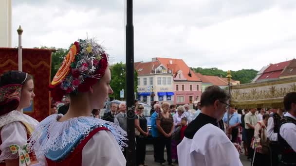 Celebración de la Fiesta del Corpus Christi Cuerpo de Cristo también conocido como Corpus Domini. Las niñas y los niños usan disfraces populares. Clip de audio. Idioma checo . — Vídeos de Stock