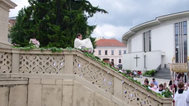 Святкування свята Corpus Christi тіла Христового також домініканців Божого. Дівчатка і Хлопчики носити народні костюми. — стокове відео