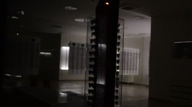 Gece vitrinler. Gözcüler. Gözlük Dükkanı Windows