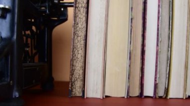 Kitaplar Vintage. Eski kitap ve antika daktilo satır görünümü