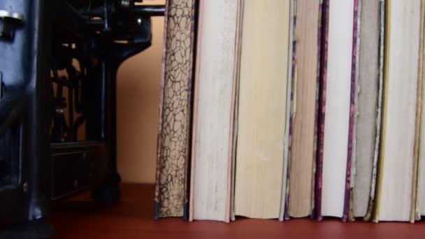 Livres anciens. Vue de la rangée de vieux livres et de la machine à écrire vintage 