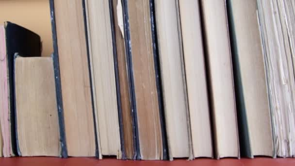 Livres anciens. Vue de la rangée de vieux livres et de la machine à écrire vintage 