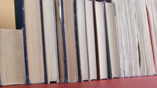 Livres anciens. Vue de la rangée de vieux livres et de la machine à écrire vintage 