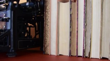 Kitaplar Vintage. Eski kitap ve antika daktilo satır görünümü.