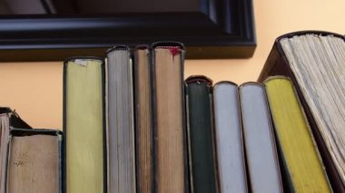 Kitaplar Vintage. Satır görünümünü eski çizgi kitap kitaplar. Portre.