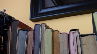 Kitaplar Vintage. Eski kitap ve antika daktilo satır görünümü