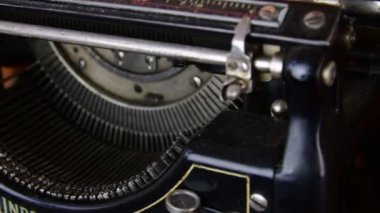 Kitaplar Vintage. Eski kitap ve antika daktilo satır görünümü. Czecch ve Almanca dil kitapları.