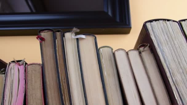 Livres anciens. Vue de la rangée de vieux livres Ligne de livres. Gros plan 