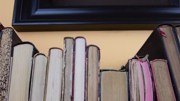 Livres anciens. Vue de la rangée de vieux livres Ligne de livres. Gros plan 