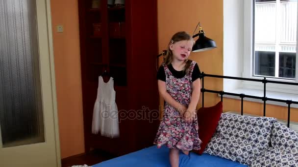 可爱小女孩舞蹈在一张床上。慢动作。童年的概念 — 图库视频影像