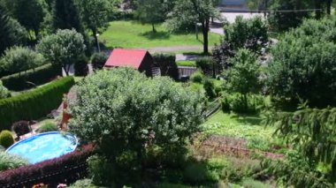 Yüzme Havuzu ile modern Bahçe görünümünü Pan