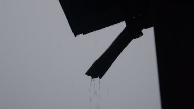 Ağır yağmur çatı görünümü. Yağmur ve saçak