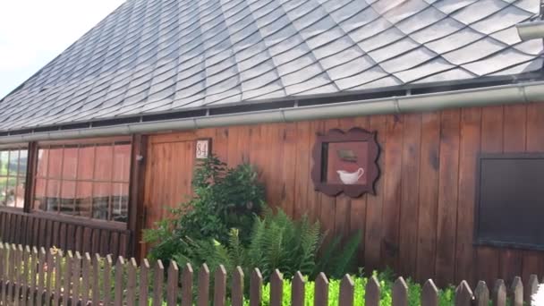 Landhaus im tschechischen Dorf. altes rustikales Haus. — Stockvideo