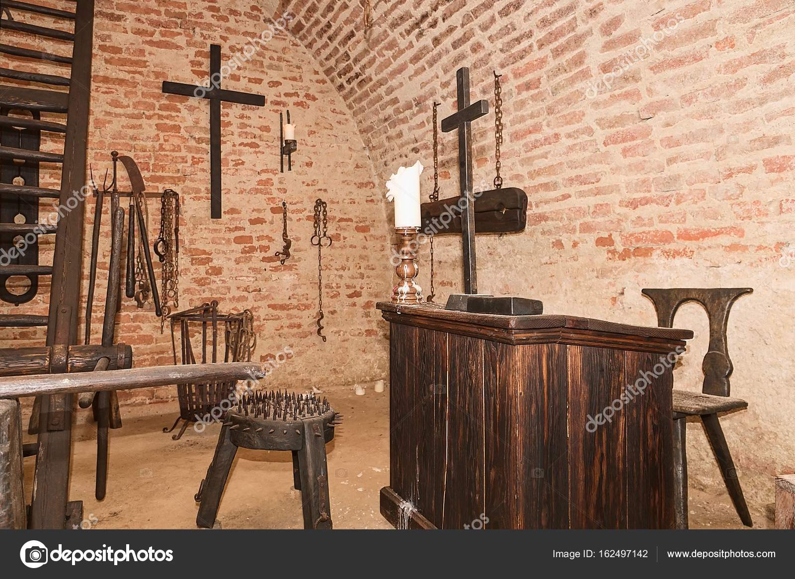 Средневековый стул для пыток. Клаустрофобия маросейка узники подземелья. Комната инквизиции. Комната пыток инквизиции. Комната пыток в петропавловской крепости.