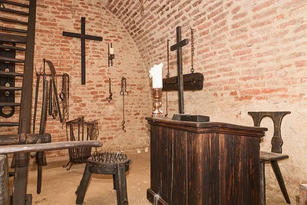 Folterkammer der Inquisition. alte mittelalterliche Folterkammer mit vielen Schmerzwerkzeugen. — Stockfoto