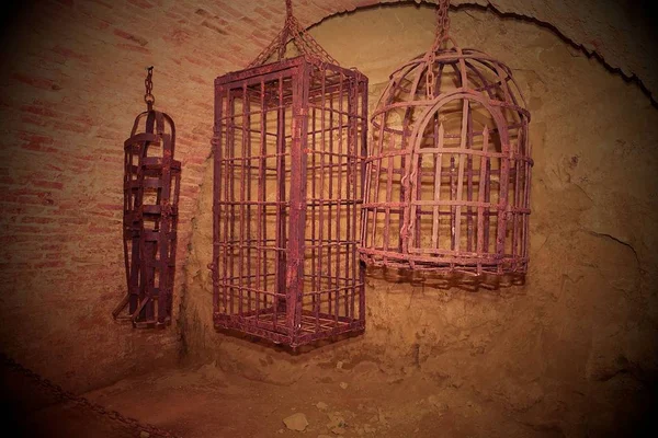 Ferro appeso gabbie di tortura medievali. Tortura medievale — Foto Stock