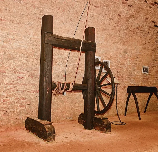 Middeleeuwse foltering rek. Middeleeuwse instrument van foltering . — Stockfoto