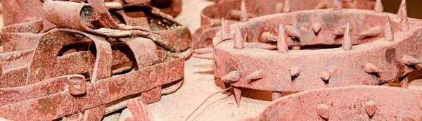 Instrumento medieval de tortura Punição cravada Colar de ferro colarinho, colarinho espanhol sobre fundo de madeira . — Fotografia de Stock