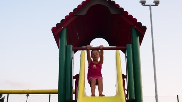 Blick auf Mädchen auf Rutsche auf Spielplatz — Stockvideo