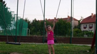 Kız görünümünü salıncak üzerinde