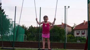 Kız görünümünü salıncak üzerinde