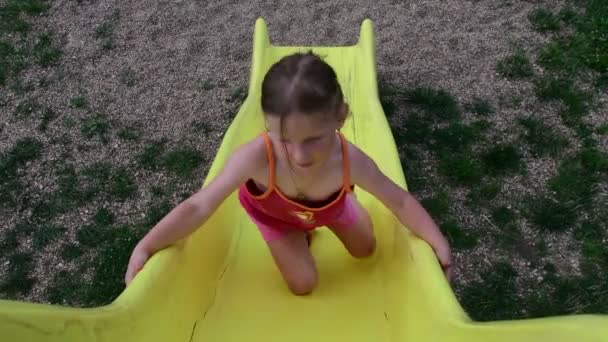 Vista da menina no slide no parque infantil — Vídeo de Stock