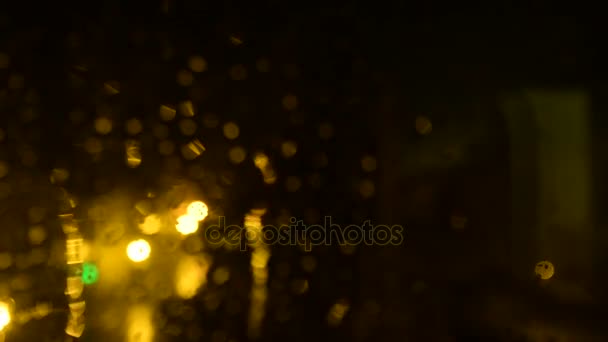 Vista nocturna durante el tiempo lluvioso y tormentoso. Vista a través de ventana — Vídeo de stock