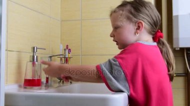Tatlı küçük kız banyoda ellerini yıkar. Okul öncesi kavram çocukluk konsept. Sevimli kız nightdress giyer