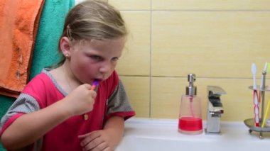 Tatlı küçük kız banyoda diş fırçaları. Okul öncesi kavram çocukluk konsept. Sevimli kız nightdress giyer