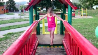 Küçük kız oyun alanı çalış. Çerçeve tırmanma üzerinde küçük kız. Demirlere gurl