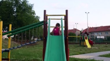 Kız görünümünü playset Bahçesi, halat köprü devam ediyor. Bahçesi, slayttaki kız