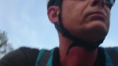 Bakış açına bisikletçi. Binicinin baş ve omuzlar.