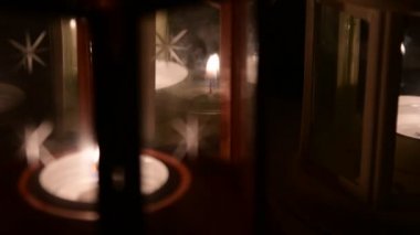 Lambalar ve siyah arka plan üzerine mumlar. Noel Tema.