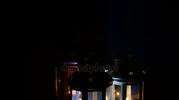 Lampes et bougies sur fond noir. Thème de Noël .