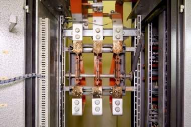 Büyük 3 fazlı devre kesici. 