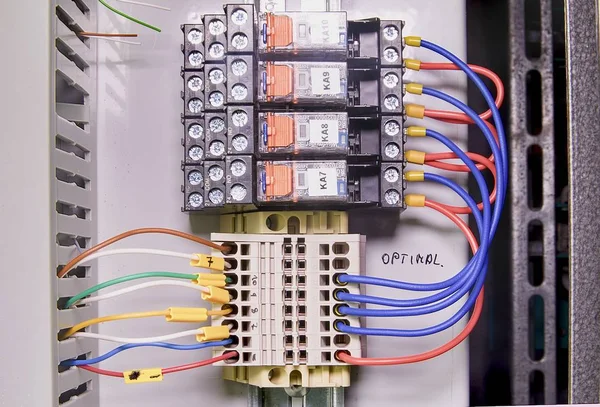 Kablo konektörleri, multi renk kablolarıyla başlık alanları kapatın — Stok fotoğraf