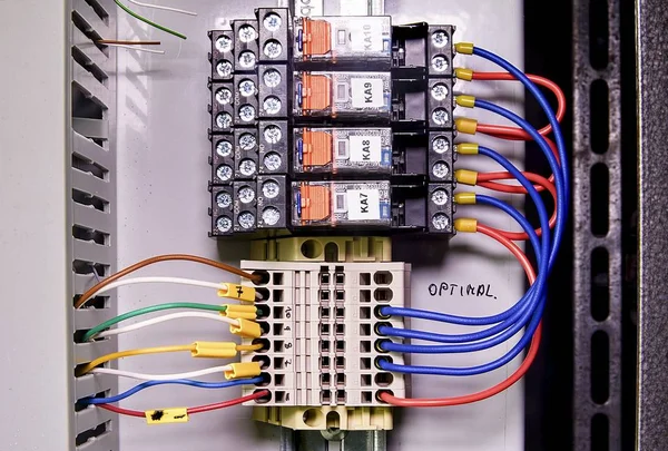 Bağlayıcılar, multi renk resim yazısı alanları kablolarıyla kablolama portre. Kablo kelepçeleri — Stok fotoğraf