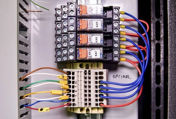 Conectores de fiação de fechamento, cabos de fio multicoloridos com campos de legenda. Braçadeiras de cabo — Fotografia de Stock