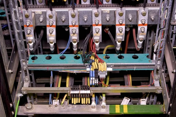 Closeup eski dağıtım durumda bitki. Sistem yapı kabin içinde elektrik sistemi. Eski elektrik paneli. Elektrik santrali. Güncel olmayan güç kaynağı
