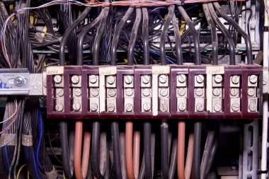 Eski terminal blokları brown. Çok renkli teller. Portre