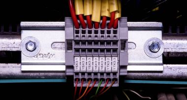 Çok renkli teller ile modern terminal blokları.