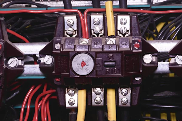 Eski kahverengi aktarma telleri ile. Portre. İç elektrik dağıtım durumda