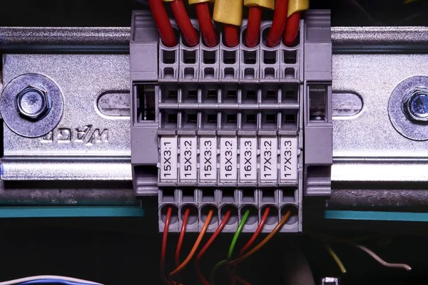 Çok renkli teller ile modern terminal blokları.