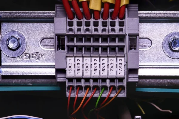 Сучасні термінальні блоки з різнокольоровими дротами . — стокове фото