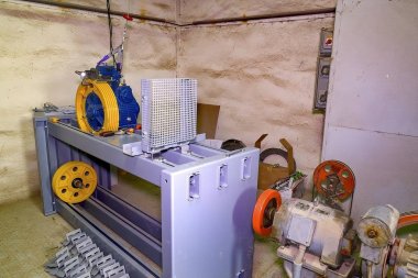 Endüstriyel Asansör parçası. Makine dairesi içinde kasnak tekerlek. Endüstriyel asansör inşası