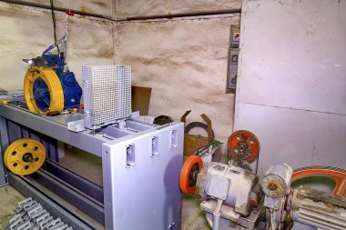 Endüstriyel Asansör parçası. Makine dairesi içinde kasnak tekerlek. Endüstriyel asansör inşası