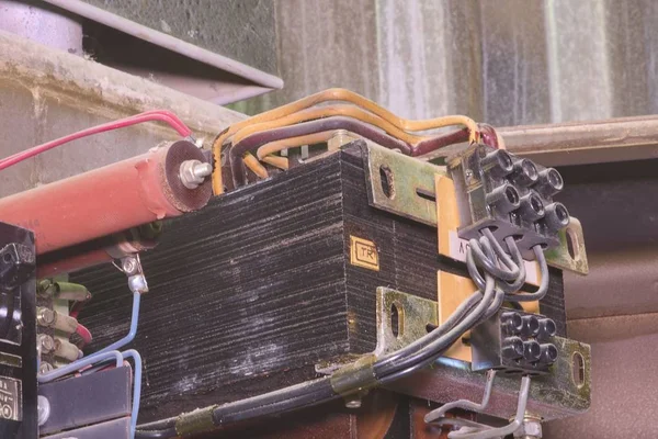 Ancien transformateur à l'intérieur boîtier de distribution électrique. Gros plan . — Photo