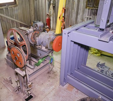 Endüstriyel Asansör parçası. Kasnak tekerlek ve makine dairesi motoru. Endüstriyel asansör inşası